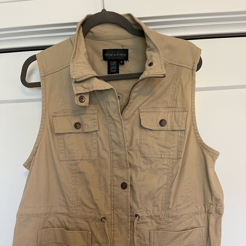 Women’s brown khaki cargo vest.  Size XL.